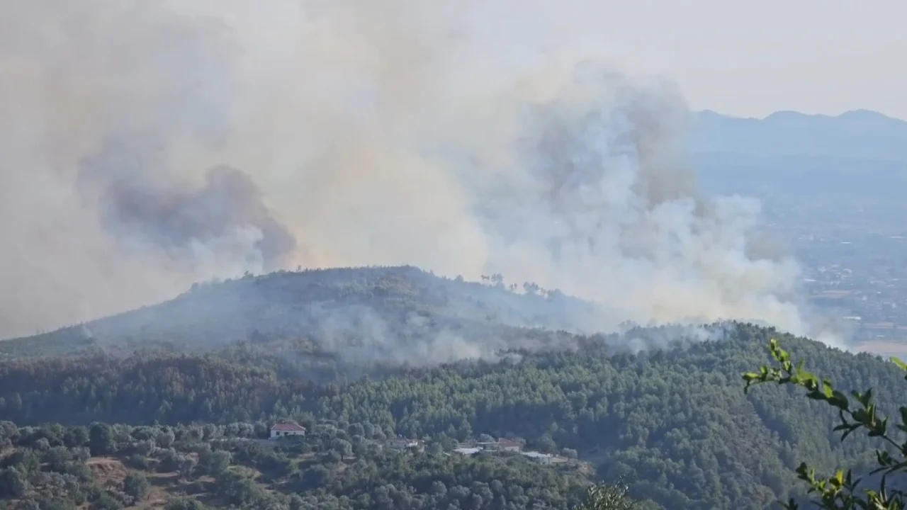 Vatra aktive zjarri në Krujë  forcat ndërhyjnë nga ajri dhe toka