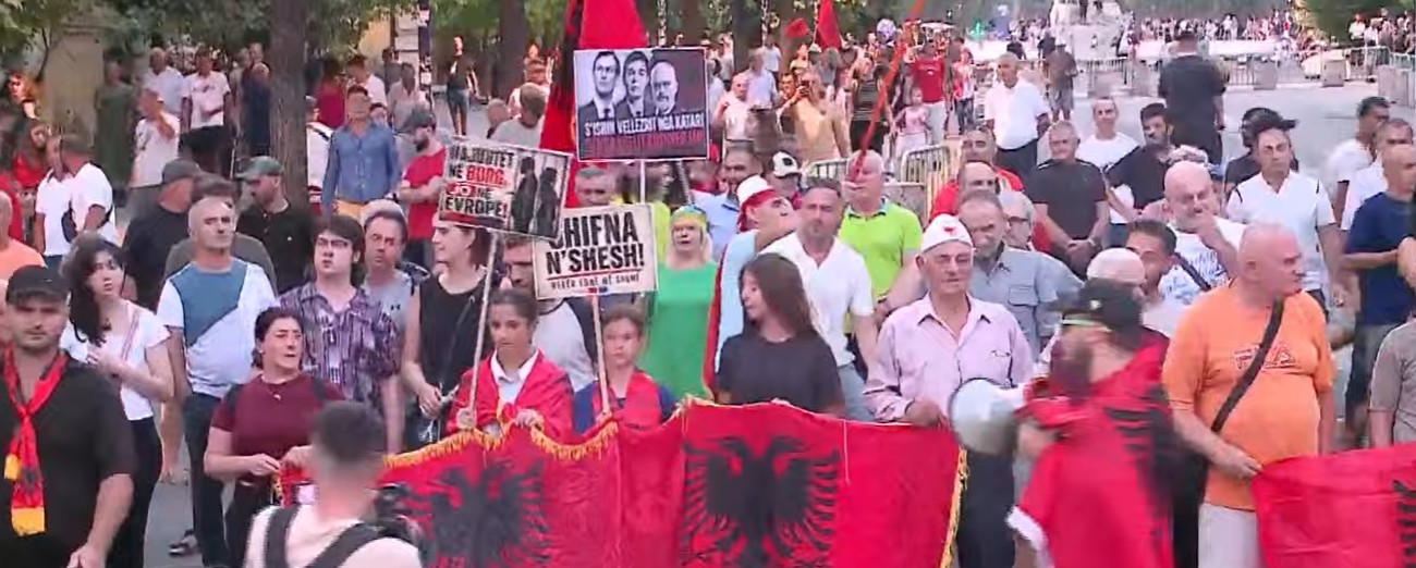 Protestuesit marshojnë drejt Kryeministrisë   Rama n burg  Berisha n burg  
