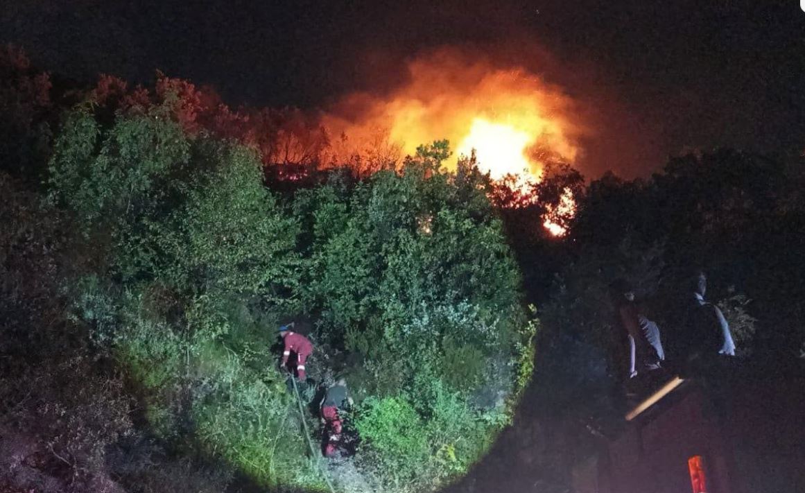 Zjarri në lagjen Abaze të Krujës mbetet aktiv  flakët afrohen pranë banesave
