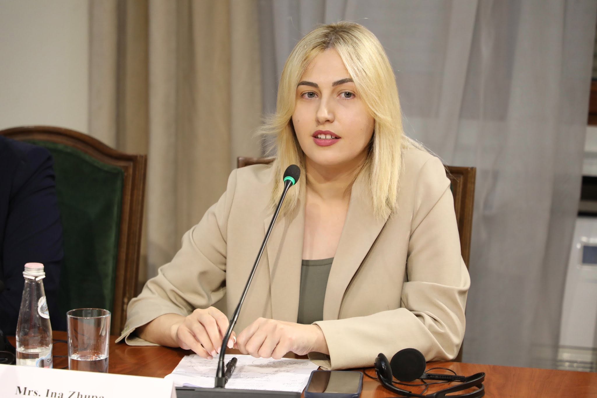 Zhupa kundërshton Gonxhen për Sarandën  Qytetarët përballen me mungesë uji  trafik  mbetje dhe shërbime të dështuara