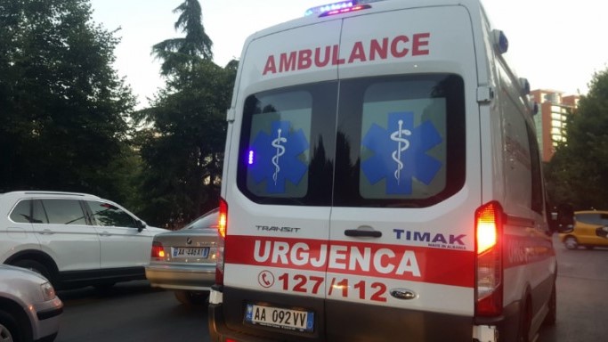 Dy gra humbin jetën në Lushnje  automjeti del nga rruga dhe bie në kanal