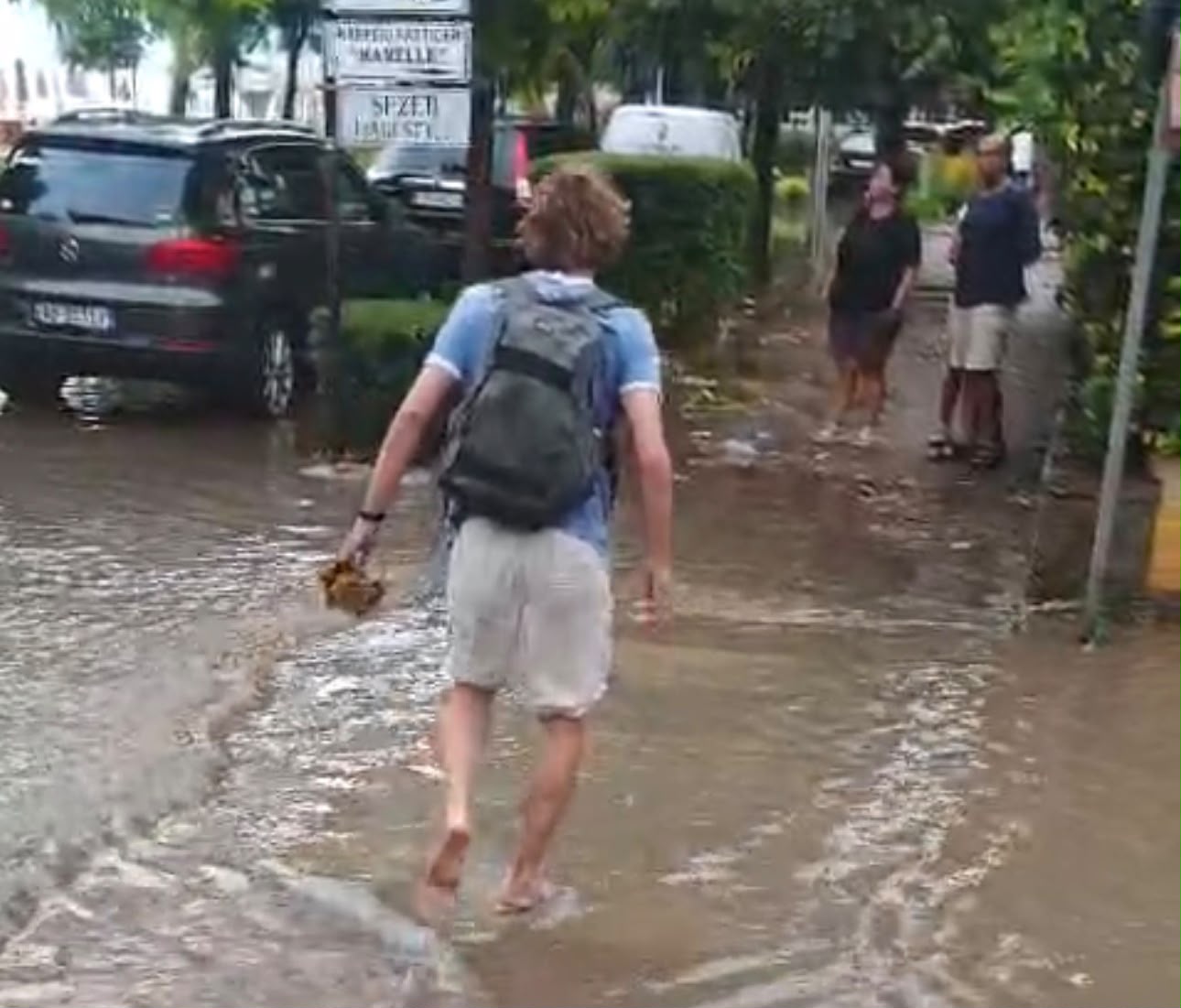 Stuhi e fortë në Pogradec  uji mbulon rrugët dhe shëtitoren