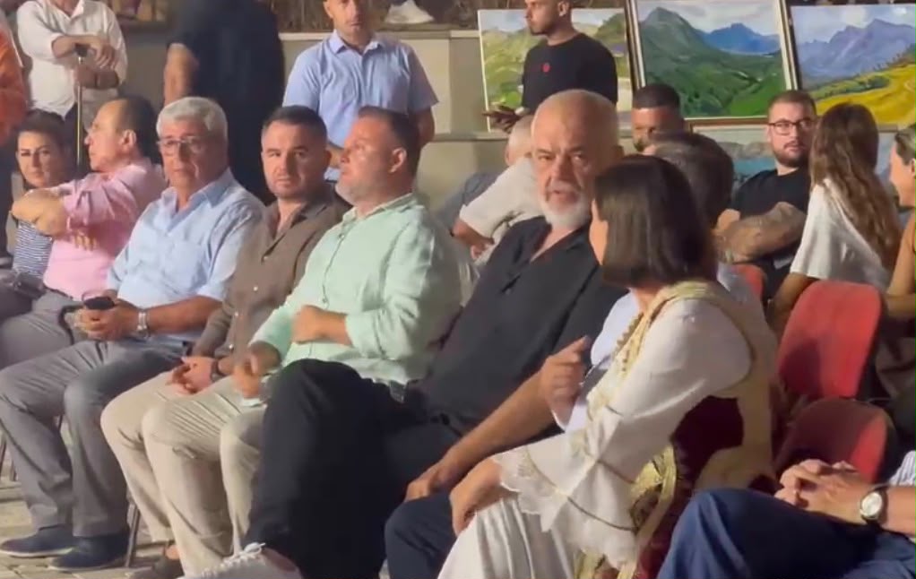 edi-rama-merr-pjese-ne-vajza-fest-ne-selenice-batuta-me-kreun-e-gjykates-se-larte-dhe-prefektin-e-tiranes