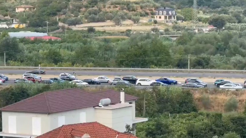 Radhë kilometrike në hyrje të Elbasanit  qarkullimi i automjeteve rëndohet ndjeshëm