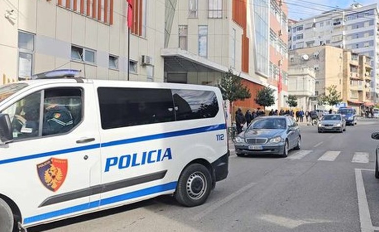 Tentativë e dyshuar për vrasje në një lokal në Elbasan  policia identifikon dhe kërkon autorin
