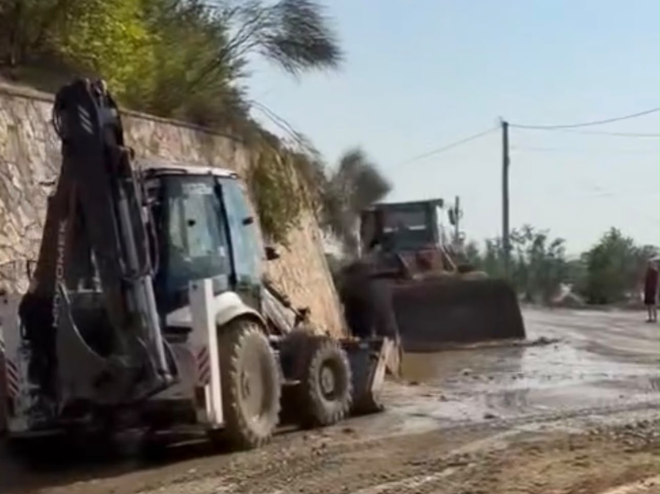 Rihapet aksi Elbasan Cërrik pas ndërhyrjes për çarjen e kanalit vaditës