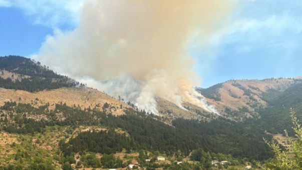 Zjarret mbeten aktive në Dibër dhe Tiranë  banesat jashtë rrezikut ndërsa vijojnë operacionet për shuarjen