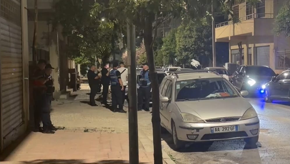 Dyshime për lëndë plasëse në një furgon të braktisur në Vlorë  automjeti dërgohet me karrotrec në komisariat