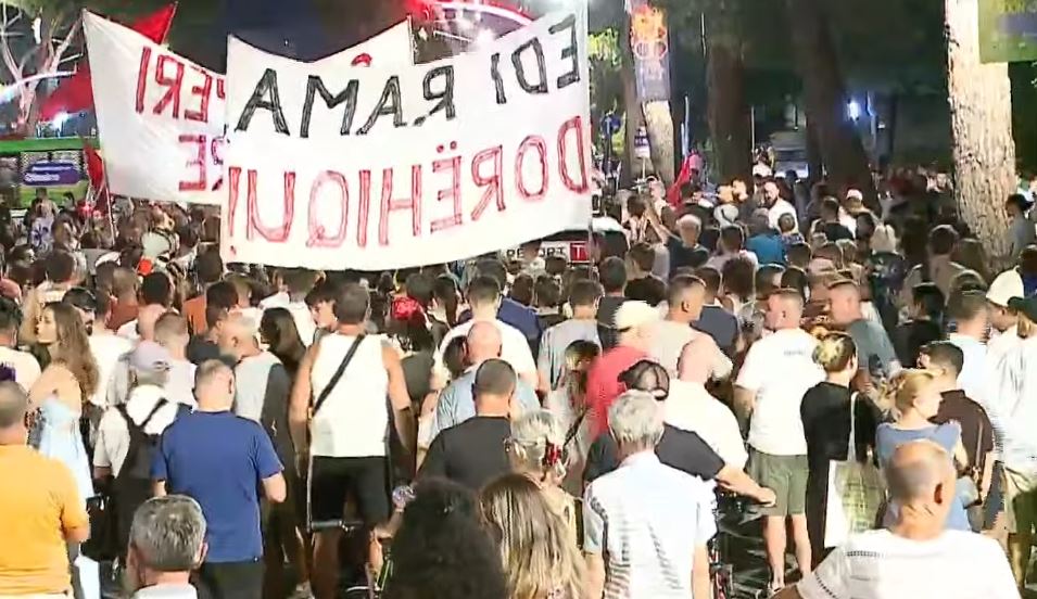 Mbyllen fjalimet para Kryeministrisë  protestuesit marshojnë në Tiranë  Shqipëria kërkon revolucion 