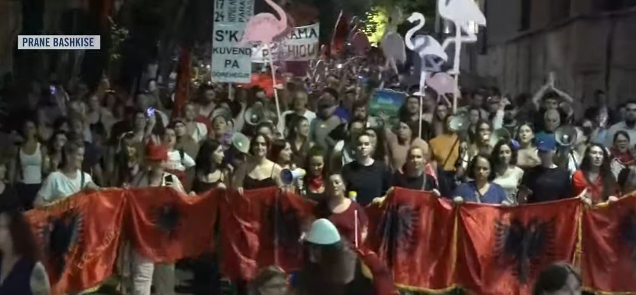 Protestuesit marshojnë në Tiranë  Dorëheqja e Ramës është kërkesë e panegociueshme