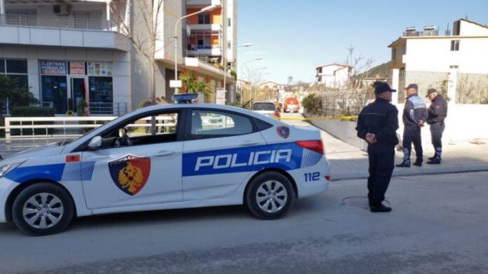 Sulmohet me sende të forta një person në qendër të qytetit të Vlorës  dërgohet në gjendje të rëndë
