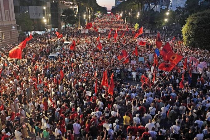 Dita e 82 të e protestës  qytetarët mblidhen në sheshin  Skënderbej  dhe kërkojnë largimin e Edi Ramës
