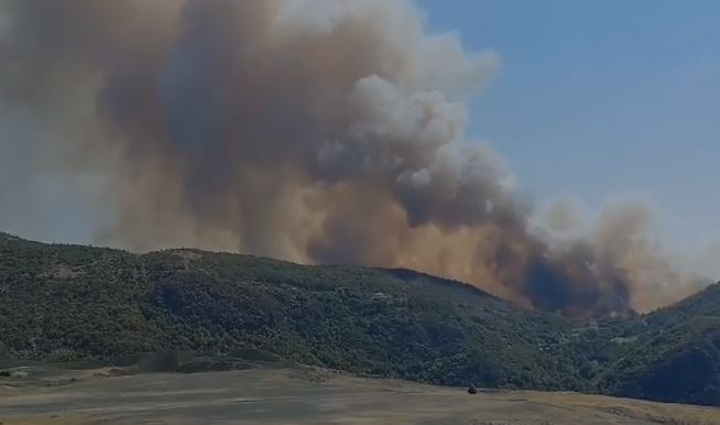 Zjarr pranë banesave në Tenë të Rrëshenit  evakuohen 4 familje