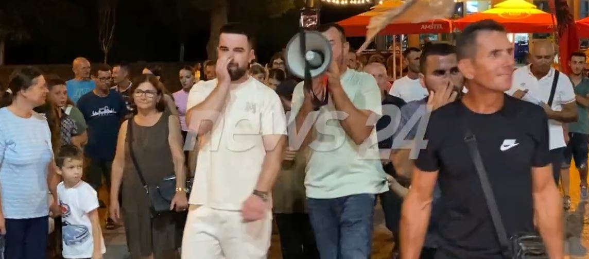 Divjaka në protestën e 22 të kundër bashkimit me Lushnjën   Mazniku non grata 