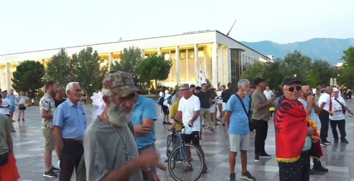 84 ditë protesta nën sloganin  Revolucioni i Flamingove   qytetarët rikthehen në sheshin  Skënderbej    Rama ik  
