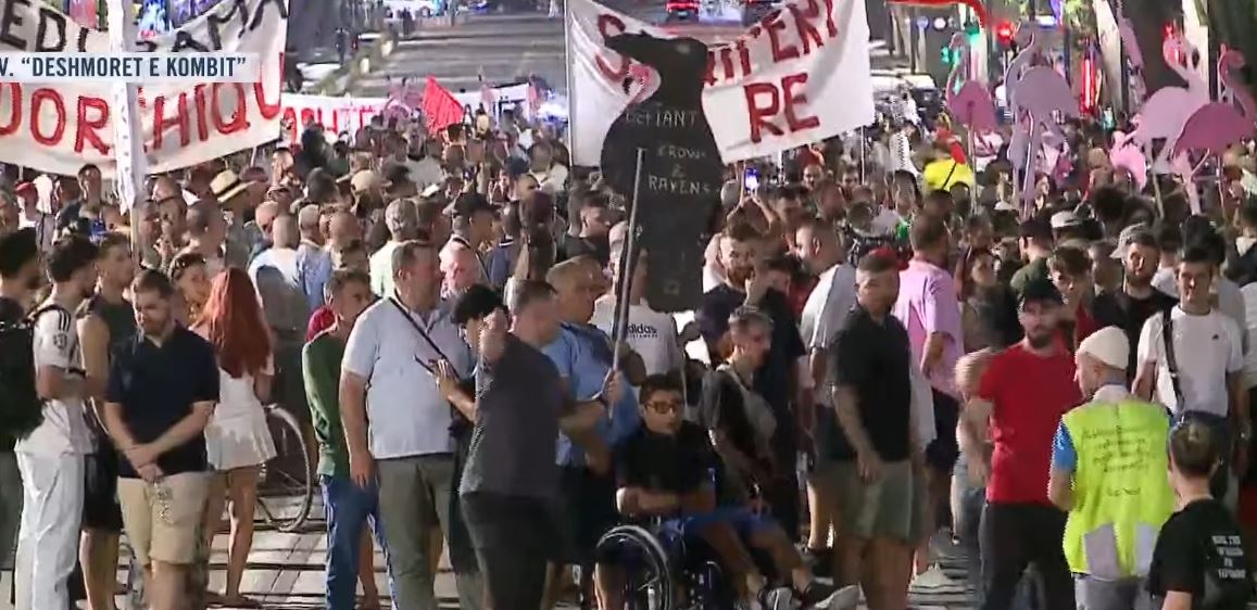 Protesta e 84 t nis marshimin në Tiranë  qytetarët thirrje kundër Ramës   Ciao  ciao  ciao 