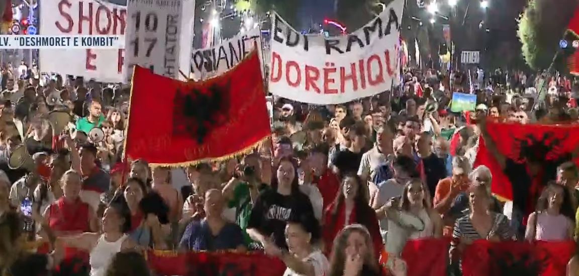Protesta e 84 të në Tiranë  gratë udhëheqin marshimin me thirrjet për dorëheqje
