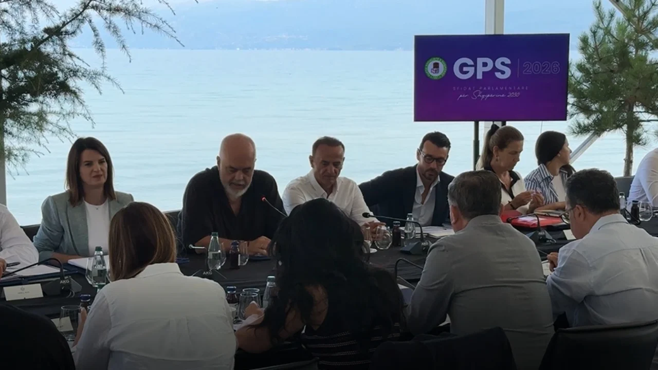 Rama zhvillon rreth pesë orë takim në Pogradec me drejtuesit e qarqeve dhe krerët e komisioneve  diskutimet dhe kërkesat e kryeministrit