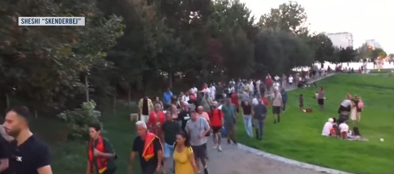 Protesta e 85 të kundër Ramës  qytetarët nisen drejt Kryeministrisë  Shqipëria kërkon revolucion