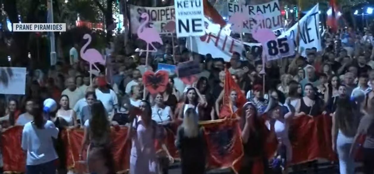 Protesta e 85 të kundër Ramës  qytetarët marshojnë në Tiranë dhe kërkojnë arrestimin e tij