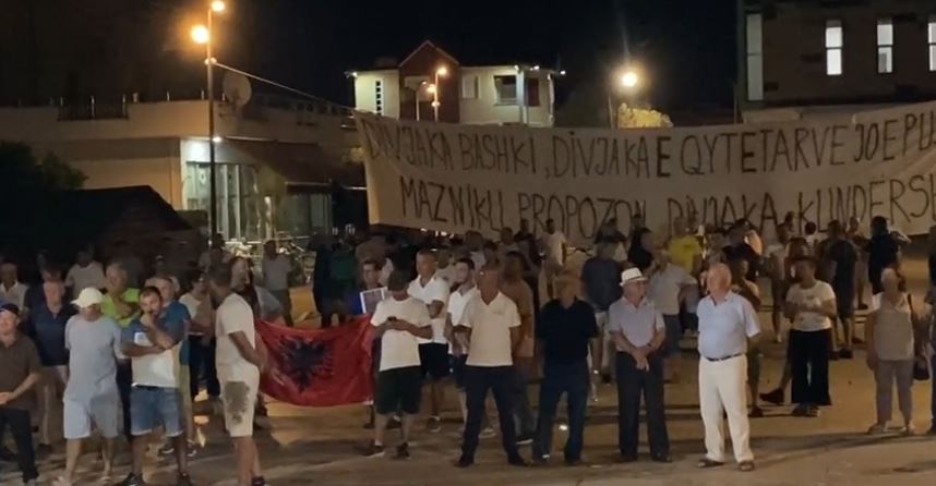 23-dite-proteste-ne-divjake-qytetaret-kundershtojne-projektin-mazniku-per-bashkimin-me-lushnjen-video
