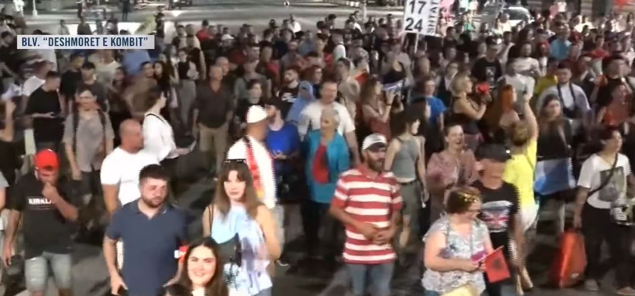Përfundon protesta e 86 të me revoltë ndaj gjithë klasës politike   Rama  jep dorëheqjen  