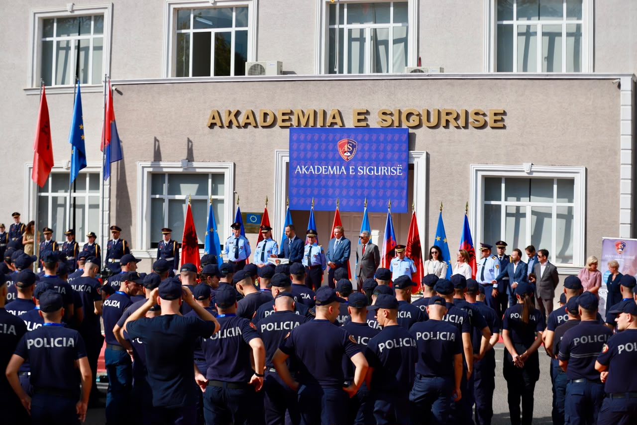 Policisë së Shtetit i bashkohen 389 të rinj  Lamallari  Uniforma sjell përgjegjësi  jo privilegje