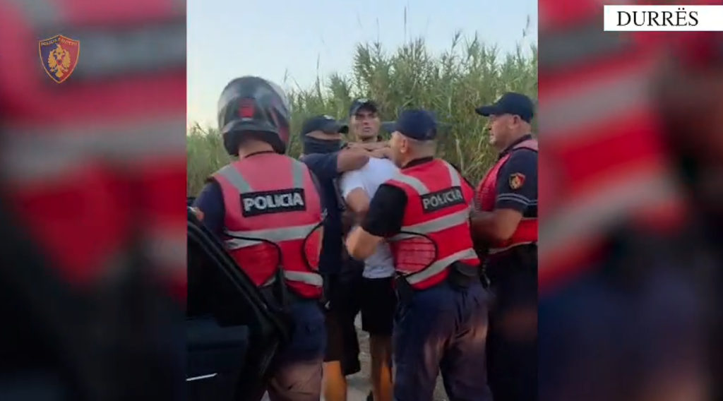 Pamjet nga arrestimi i Ergys Agasit në Durrës  policia i bllokon automjetin pranë Plepave  VIDEO 