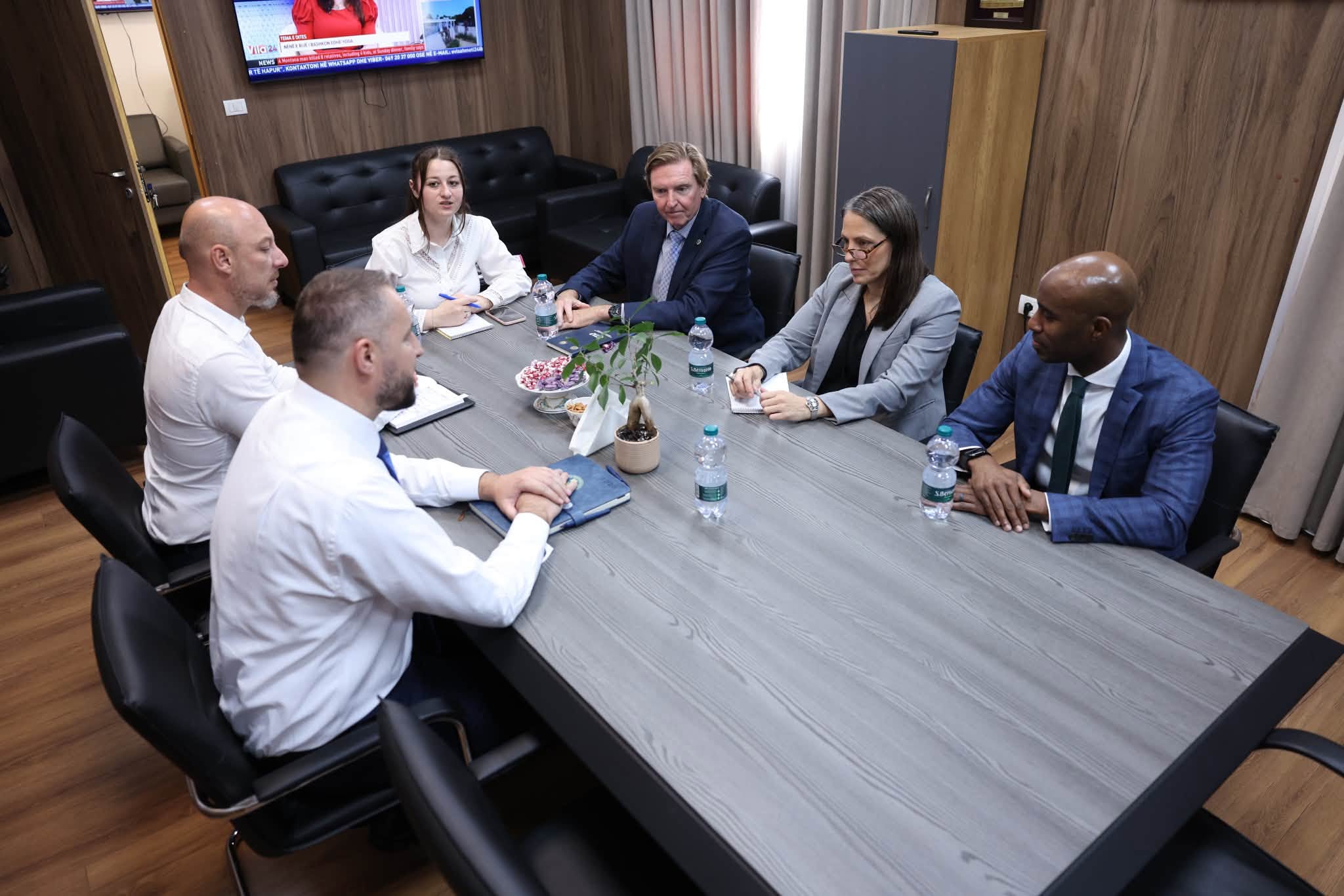 Klevis Qose zhvillon takim me këshilltaren e FBI së pranë SPAK për krimin e organizuar