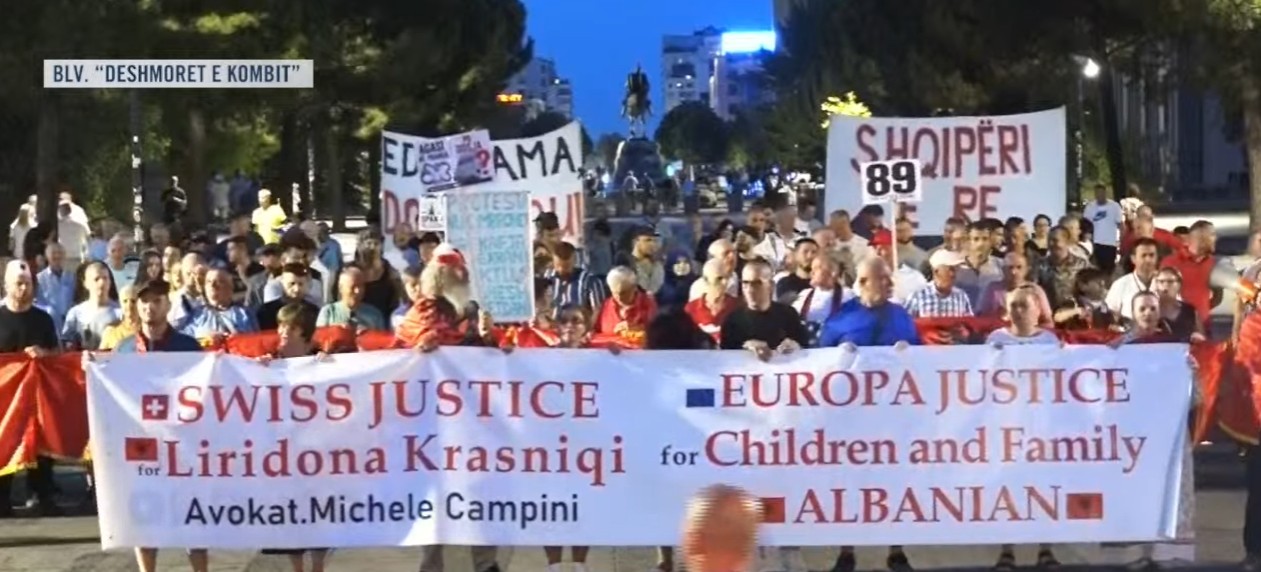 Protesta e 89 të  qytetarët nisin marshimin nga sheshi  Skënderbej  drejt Kryeministrisë  Revolucion 