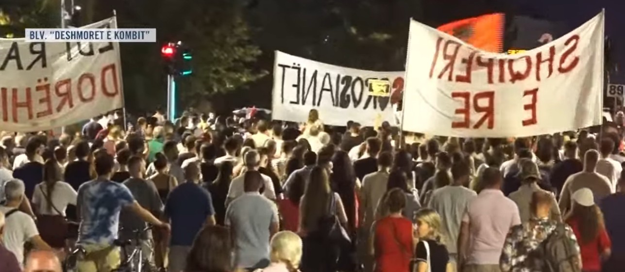 Protestuesit marshojnë në Tiranë në ditën e 89 të   Ju erdhi fundi    kërkohet arrestimi i Ramës dhe Ballukut