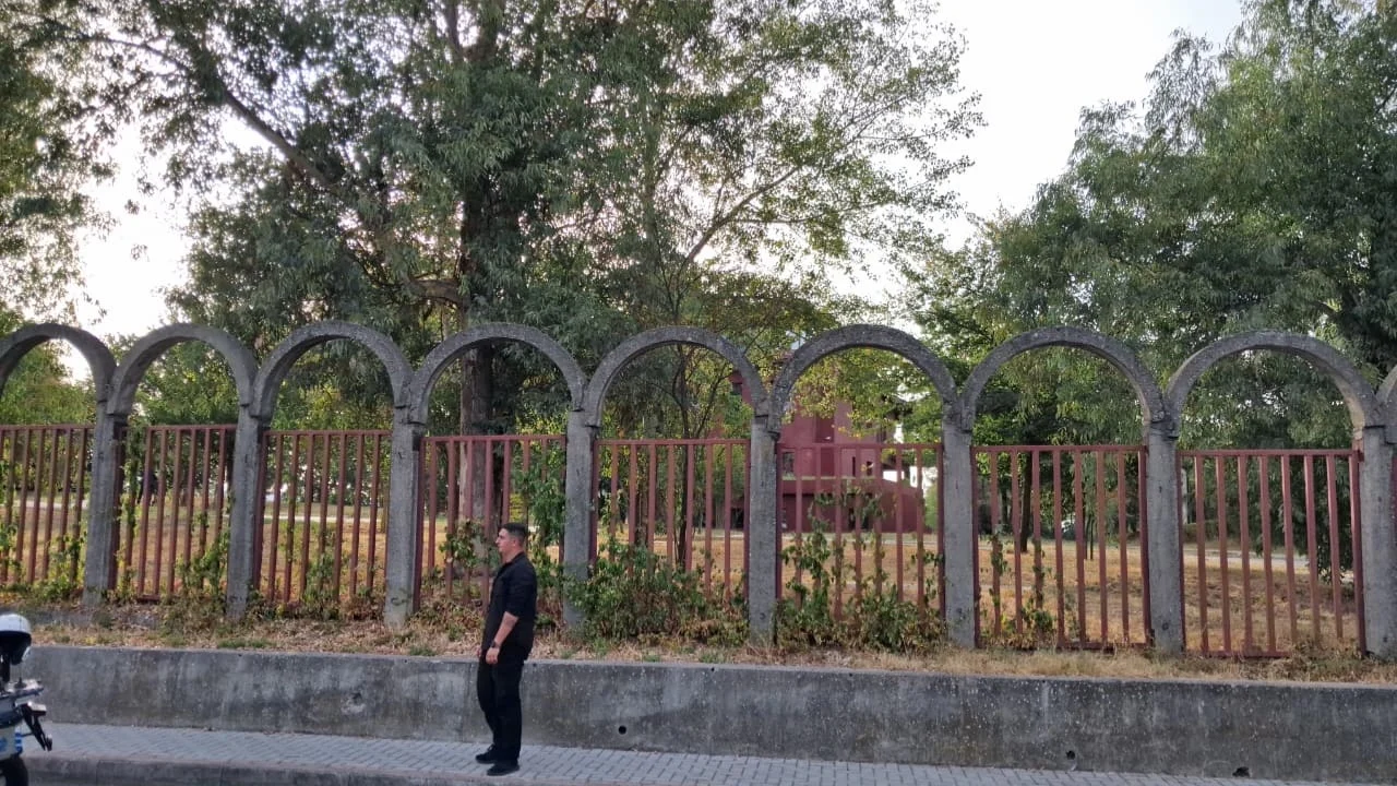 Rama mbledh ministrat dhe drejtuesit politik në një vilë qeveritare  shmanget selia e PS së