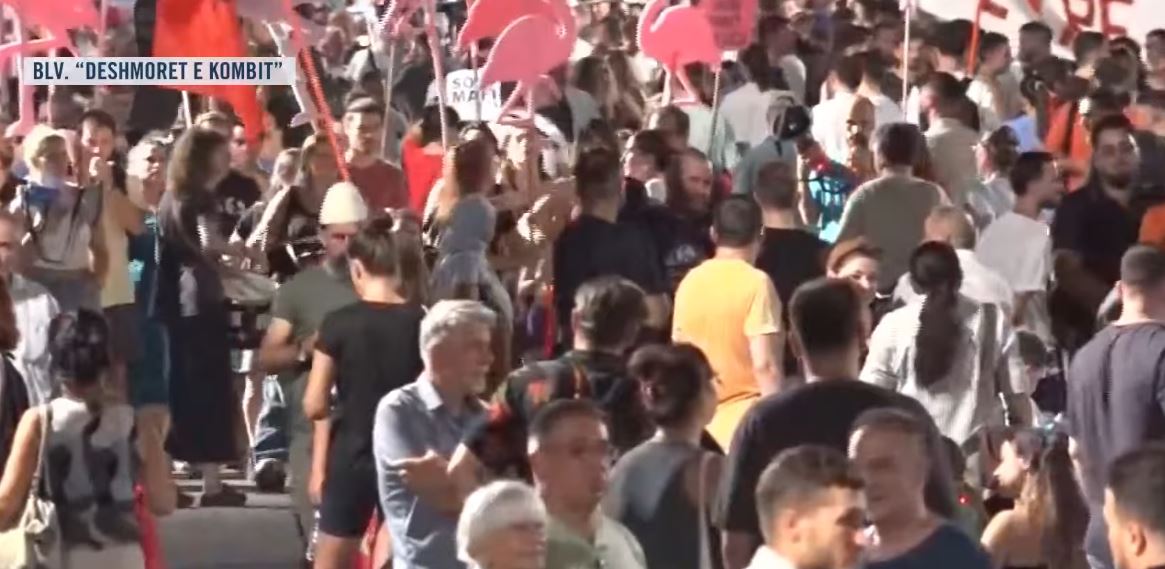 Mbyllen fjalimet para Kryeministrisë  protestuesit vijojnë marshimin në Tiranë   Ju erdhi fundi  