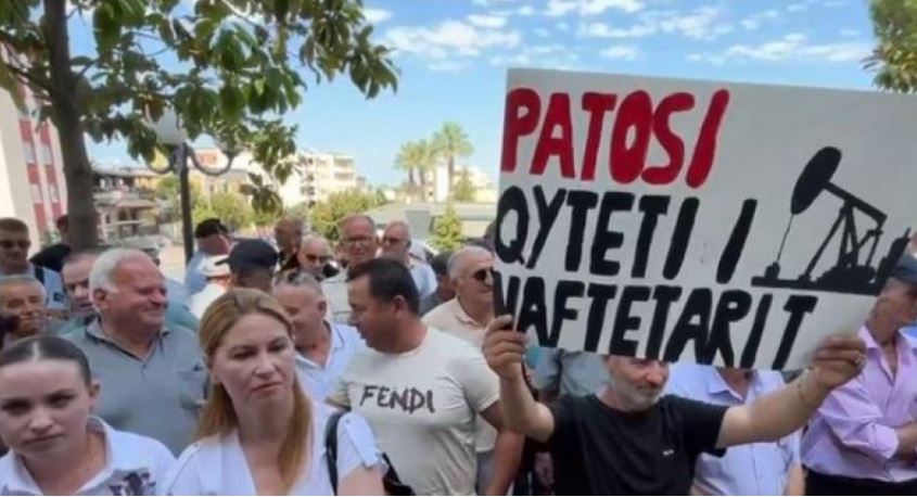 Protesta e katërt në Patos  Banorët kundërshtojnë bashkimin me Fierin