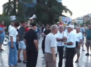 Protesta në ditën e 91 të  qytetarët mblidhen në sheshin  Skënderbej  dhe kërkojnë dorëheqjen e Ramës