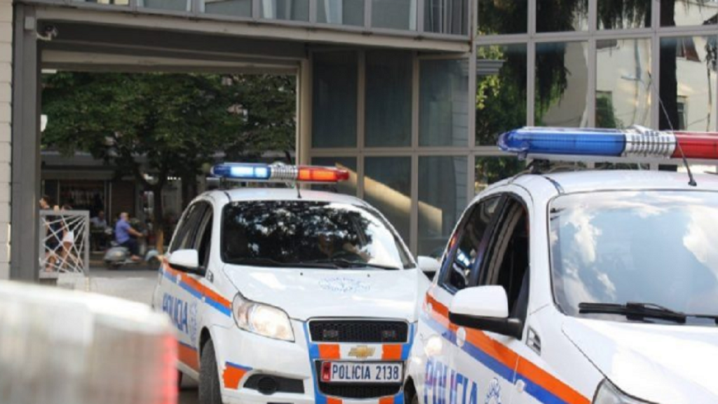 Vodhi Audin  italiani përplaset me disa makina gjatë arratisjes  arrestohet nga policia  Një efektiv mbeti i pl gosur