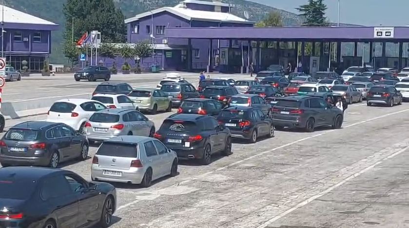 Morina në kulmin e lëvizjeve verore  mbi 200 mijë kosovarë hynë në Shqipëri brenda një jave