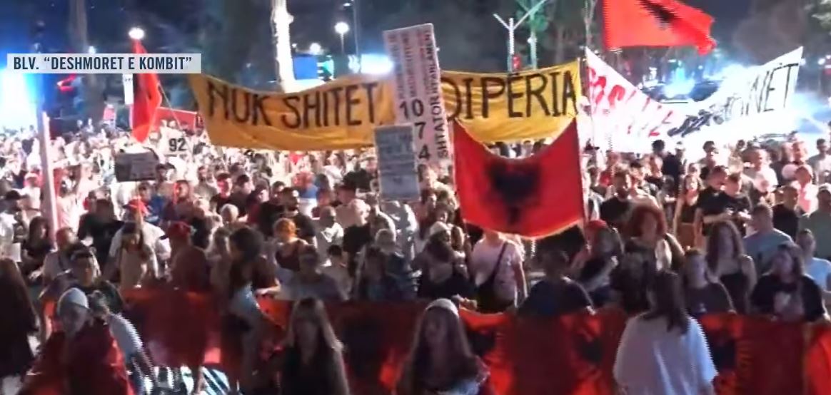 Pas fjalimeve para Kryeministrisë  protestuesit nisin marshimin në Tiranë   Rama ciao  ciao  ciao  