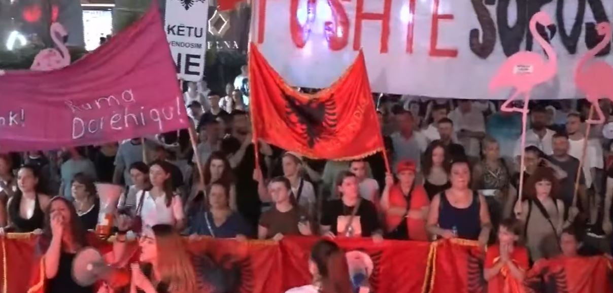 Marshim i fuqishëm në zemër të Tiranës   Apel drejtësisë dhe thirrje për revolucion kundër pushtetit