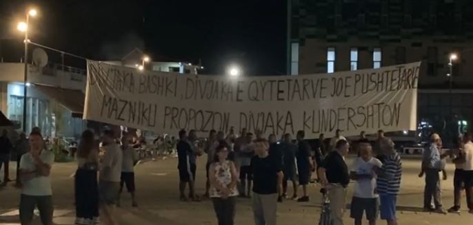 Dita e 32 të e protestës në Divjakë  Banorët kundërshtojnë bashkimin me Lushnjën dhe akuzojnë qeverinë për heshtje
