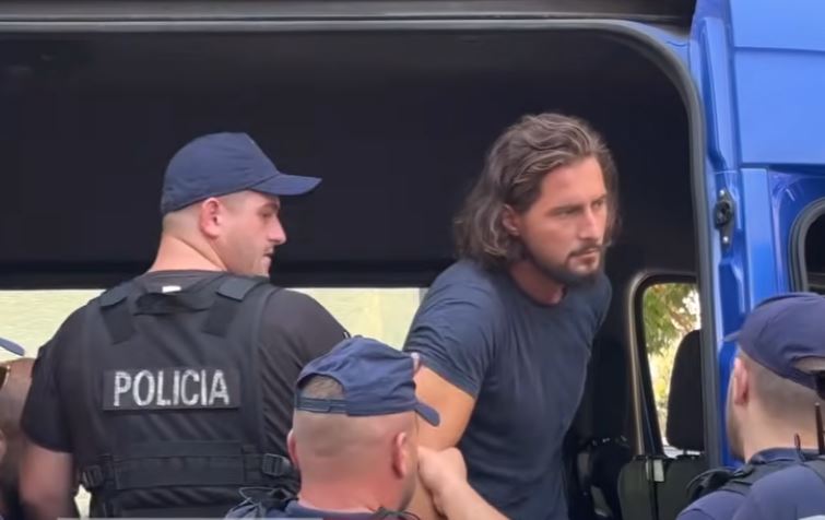 Vrau turistin portugez në Ksamil  momenti kur Sokrat Vata dhe 10 persona të tjerë mbërrijnë në gjykatë nën masa të rrepta sigurie