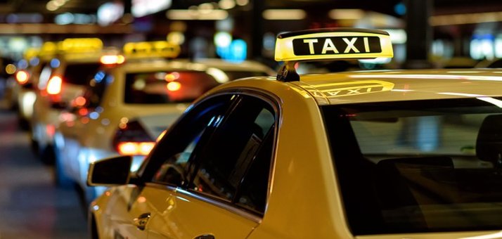 Grabitet taksisti në Lezhë  autorët i vjedhin para dhe sende personale
