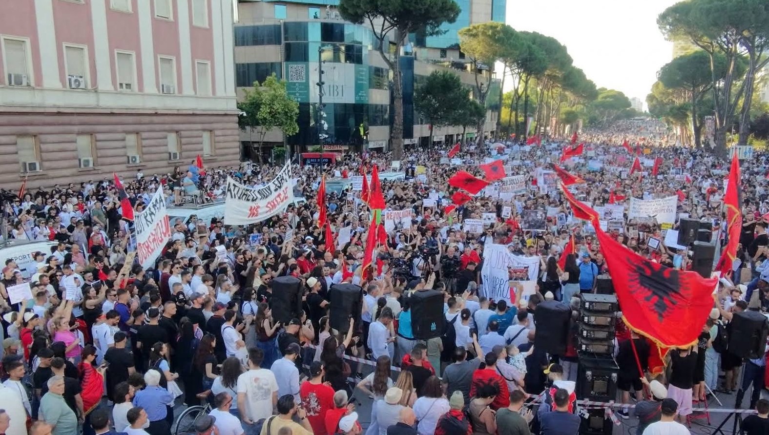 Protesta mbush 100 ditë  Qytetarët marshuan nga Sheshi Skënderbej drejt Kryeministrisë me flamuj kuqezi dhe thirrje për largimin e Ramës