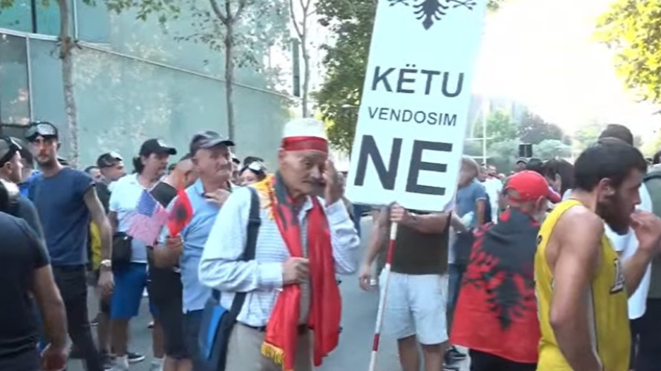 Protesta në qendër të Tiranës  qytetarët kërkojnë nga SPAK arrestimin e Ballukut dhe Ramës