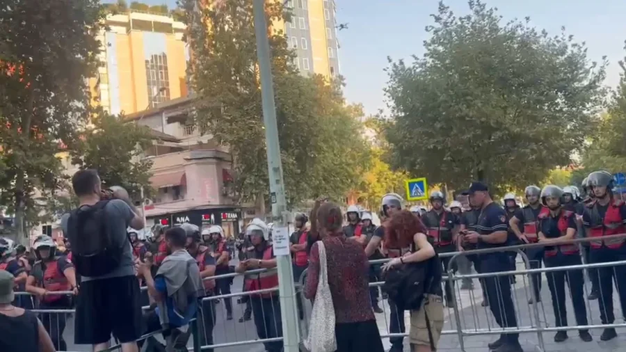 Përfundon seanca e parë plenare e sesionit  protesta vijon jashtë Kuvendit   Deputetë frikacakë  