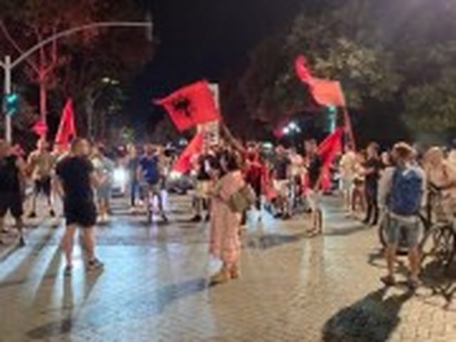 Protestuesit marshojnë drejt Kryeministrisë   Shqipëria po bën revolucion   kërkohet arrestimi i Ramës dhe Ballukut