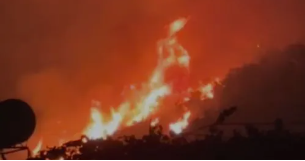 Pamje apokaliptike nga Himara  Digjen 7 banesa  në luftë me flakët ushtria  emergjencat dhe zjarrfikësit  Aktivizohen edhe helikopterë  VIDEO 