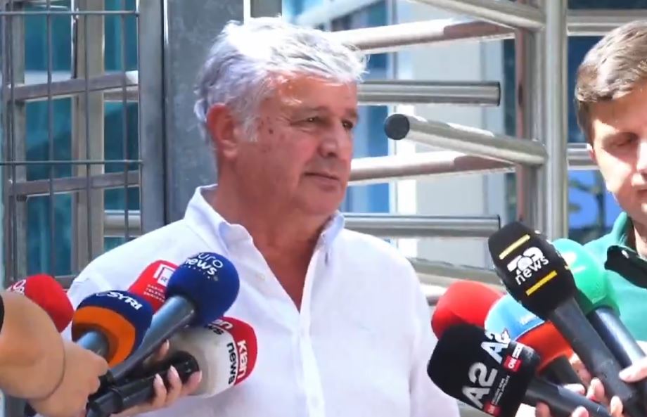 Avokati Maks Haxhia kundër rregullores së GJKKO së  Kufizohet e drejta e mbrojtjes  celulari është studioja jonë lëvizëse  Presim një përgjigje  më pas do mbajmë qëndrim