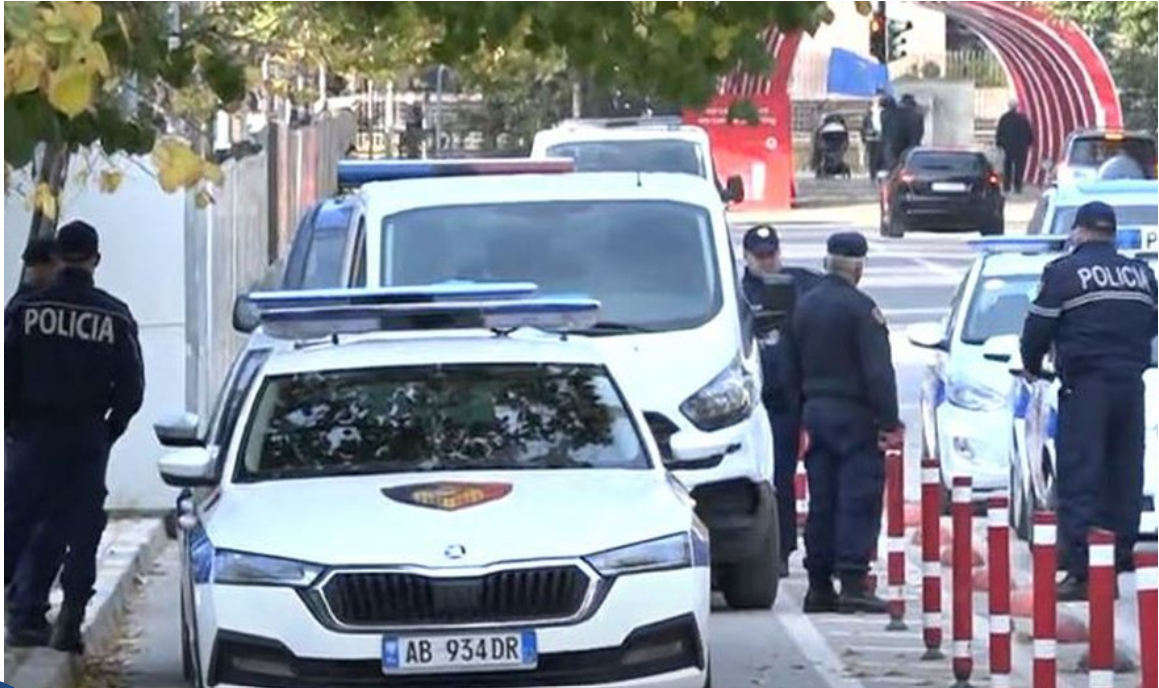 Ngjarje e rëndë në Tiranë  burri qëllon për vdekje gruan
