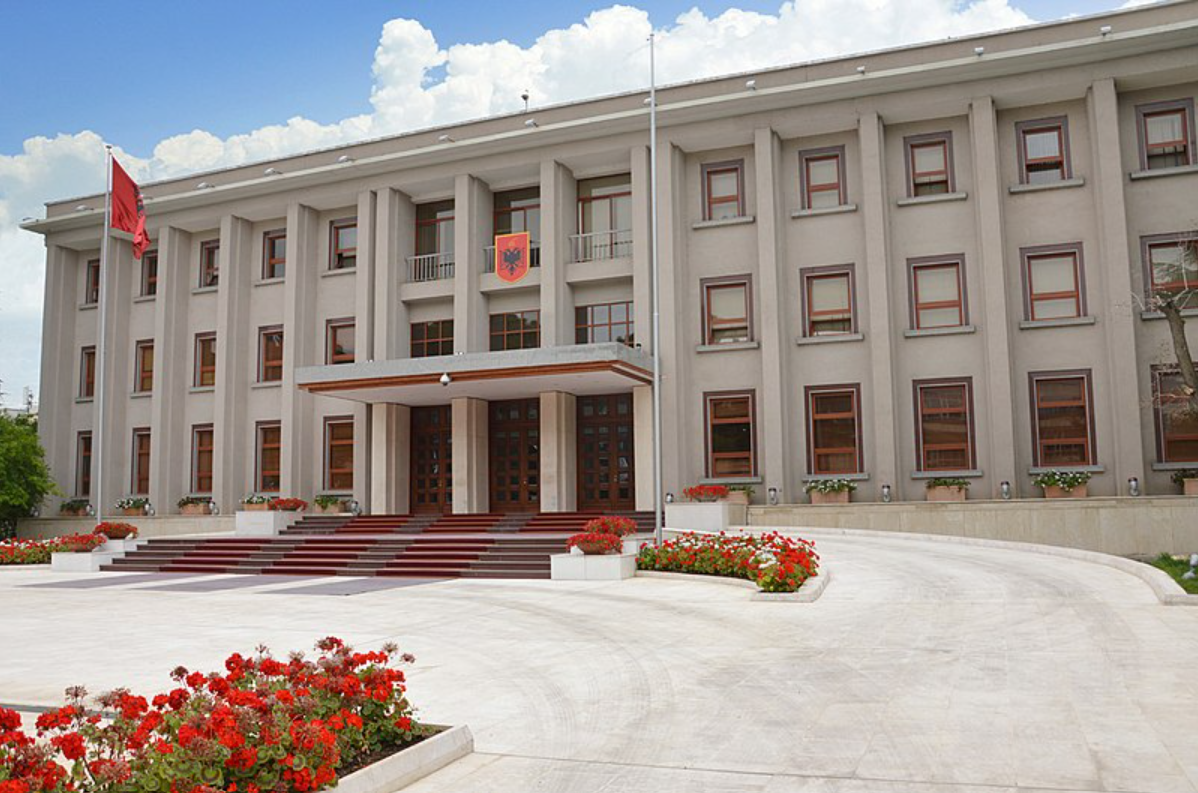 Presidenti Begaj dekreton largimin e Evis Salës  Klodiana Spahiu emërohet ministre e Shëndetësisë